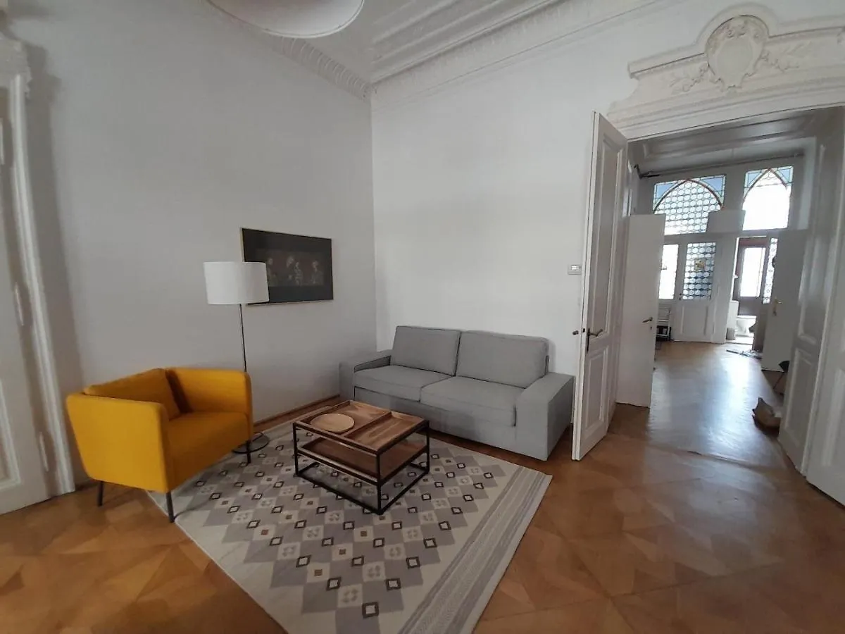 Room B In A Central Aristocratic Apartment Viena Pensión